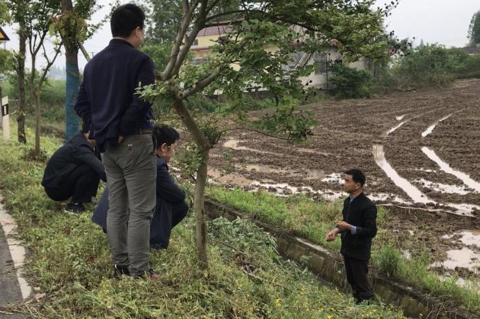 督察组在湖南常德市汉寿县围堤湖开展实地走访，群众反映近年来化肥没有减少，甚至有增加。来源：生态环境部微信公众号