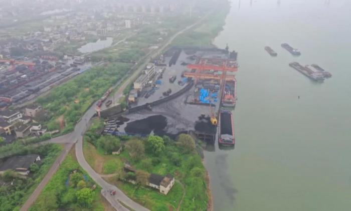 湖南湘潭铁牛埠码头下游湘江上出现明显黑色污染带来源：生态环境部微信公众号