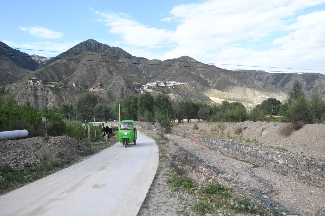 9月1日，保潔人員在扎毛村運送垃圾。
