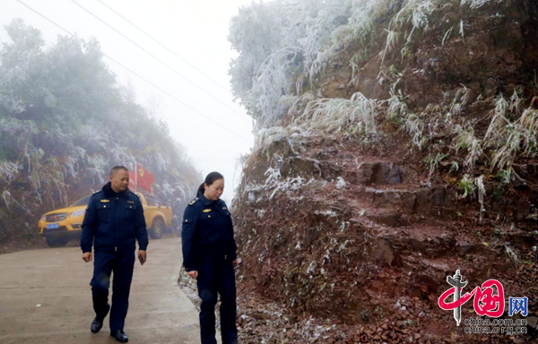 广西荔浦：冰雪来袭 党员突击队保线路、道路畅通