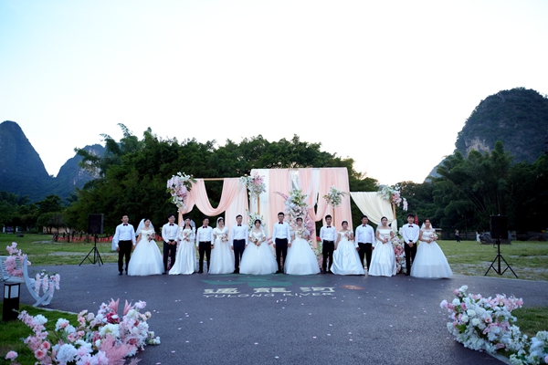 阳朔“古榕新韵·情定阳朔”集体婚礼现场。阳朔县遇龙河公司供图