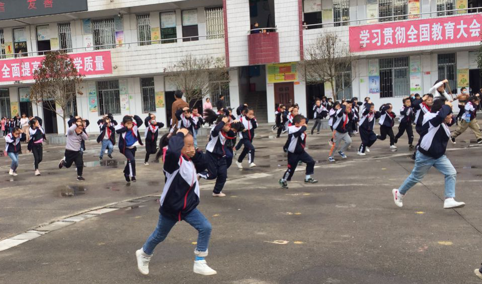 湖南省邵阳市北塔区状元小学开展消防安全演练现场 资料图片